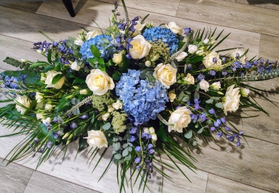 Blue and white rose and hydrangea