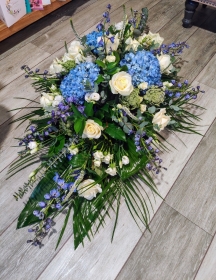 Blue and white rose and hydrangea